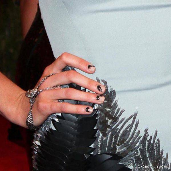 Na edi??o 2013 do baile de gala do MET Blake combinou as unhas com o vestido e tentou recriar as mesmas folhagens cinzas da roupa